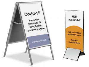 Skyltar och trottoarpratare med budskap om corona