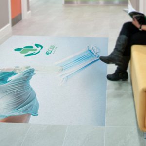 Golvgrafik håll avståndet på sjukhuset