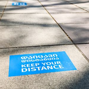 Golvgrafik håll avståndet på trottoaren