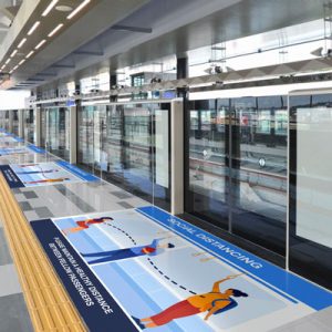 Golvgrafik håll avståndet på stationen