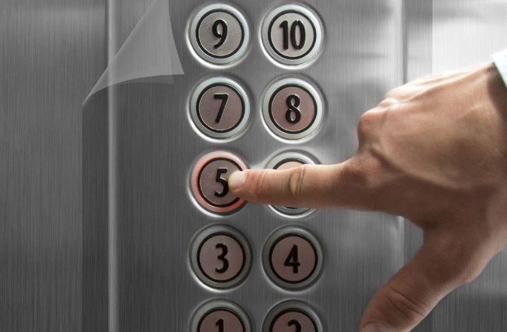 Applicazione prodotto 3M™ Paint Protection FIlm Pro 4.0 su pulsantiera ascensore