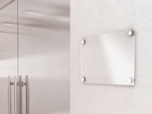 Skylt utskuren med distanser