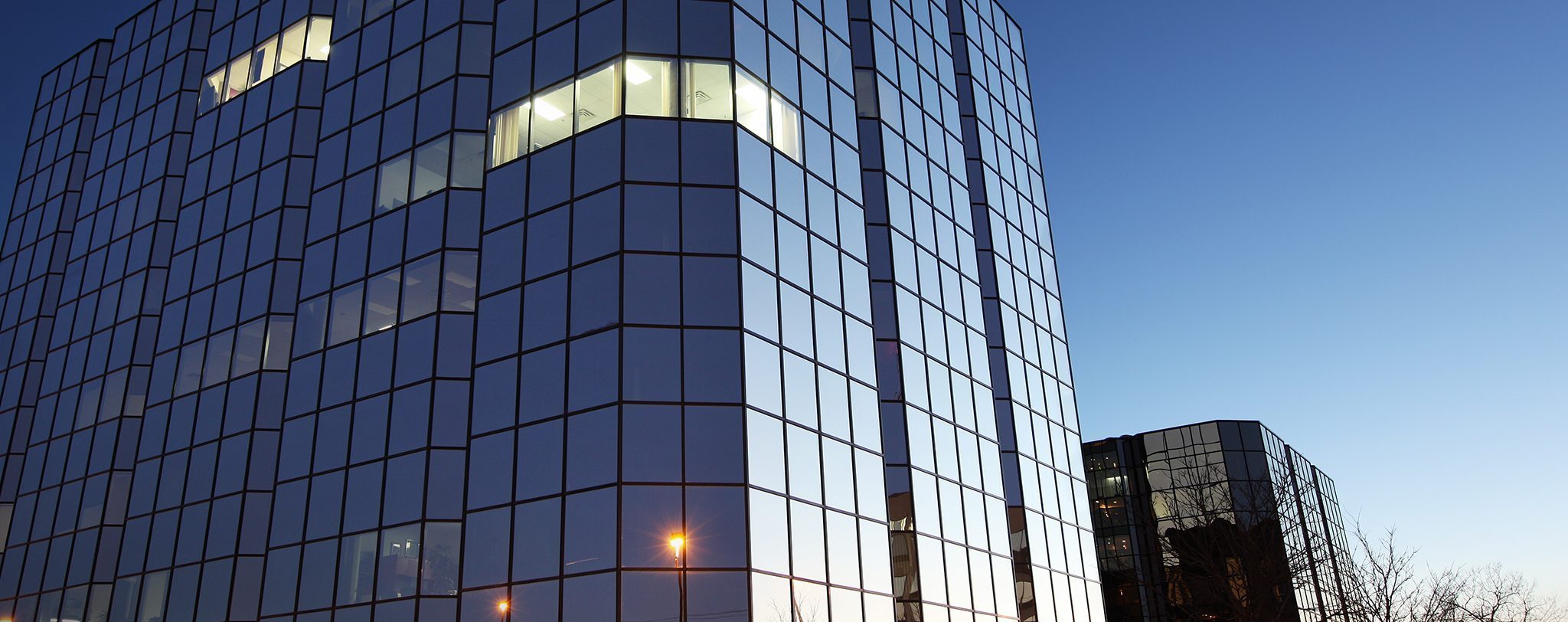 L'extérieur d'un immeuble de bureaux avec le logo Imageperfect