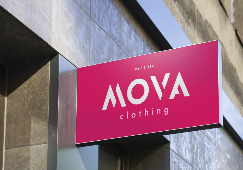 Werbeschild auf dem Mova clothing steht foliert mit einer ImagePerfect 5700 kalandrierten Schneidefolie