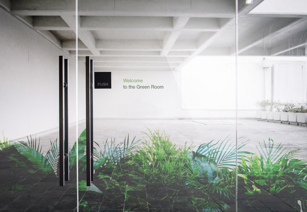 Ein Raum ist durch eine Glasfront bedruckt mit einer Glasdekorfolie abgetrennt