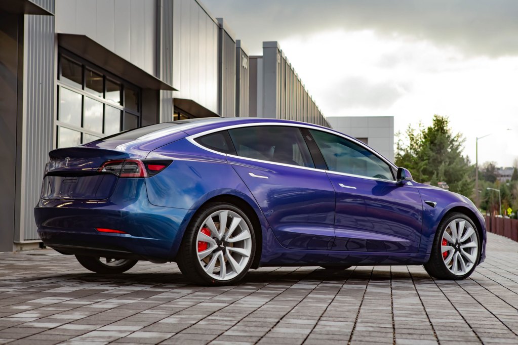 Zu sehen ist ein Auto mit einer Lackschutzfolie mit violettem Effekt überzogen