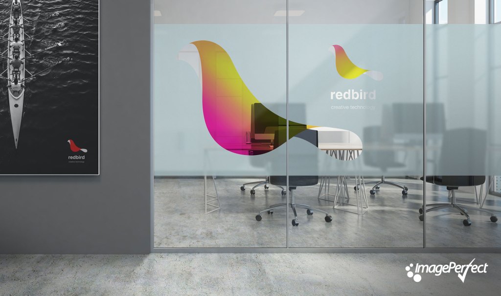 Zu sehen sind Büroräumlichkeiten und ein Meetingraum, der durch eine bunte Fensterfolie der Marke ImagePerfect geschützt ist.