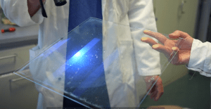 Une lumière UV rend visible les lignes imprimées sur un plexiglas de démonstration BirdShades.