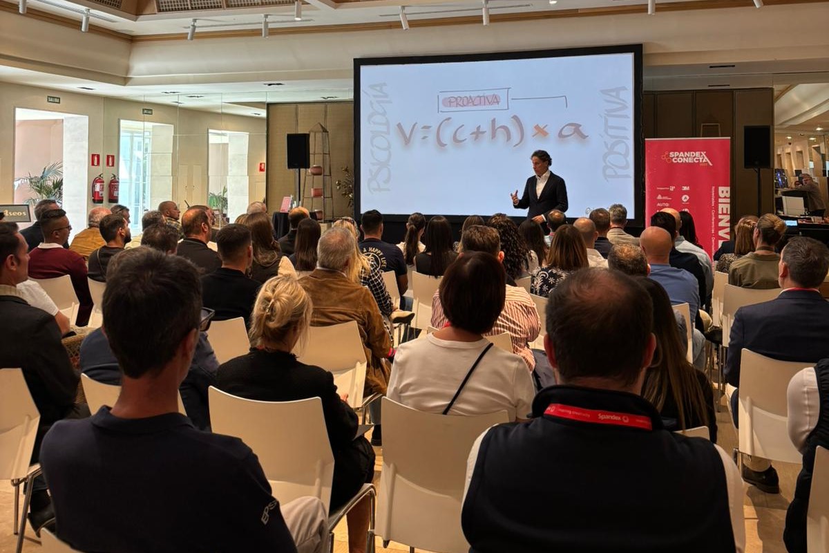 Victor Kuppers dando ponencia en Spandex Conecta