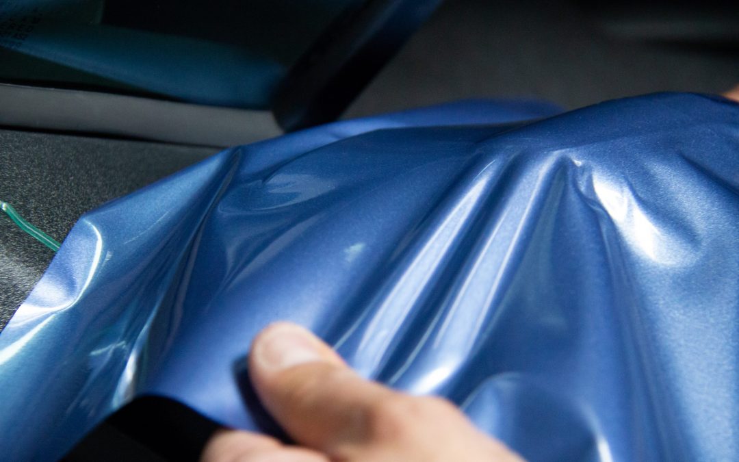 Car Wrapping: Wie wird ein PKW-Außenspiegel vollverklebt