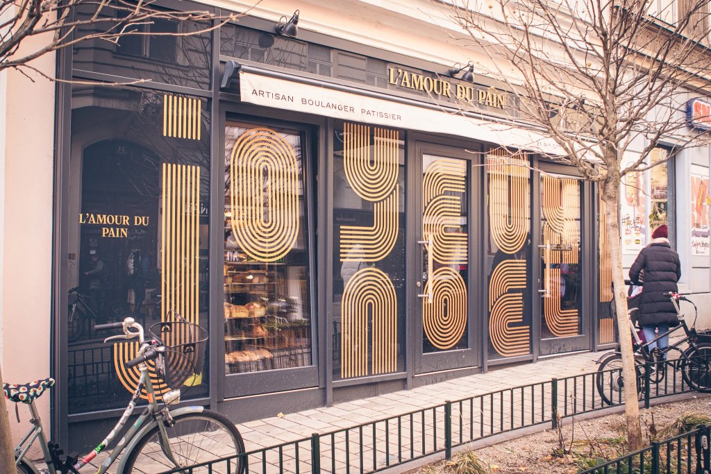 Zu sehen ist eine Schaufensterbeklebung in Gold für die Bäckerei "L'Amour du pain"