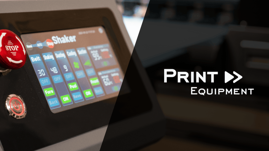 Zu sehen ist ein DTF-Drucker in Grossformat und darüber das Logo der Firma Print Equipment