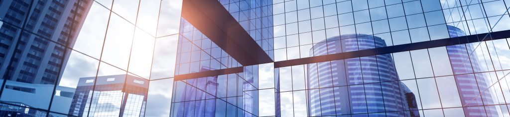 Sonnenschutzfolie auf Glas auf Wolkenkratzer