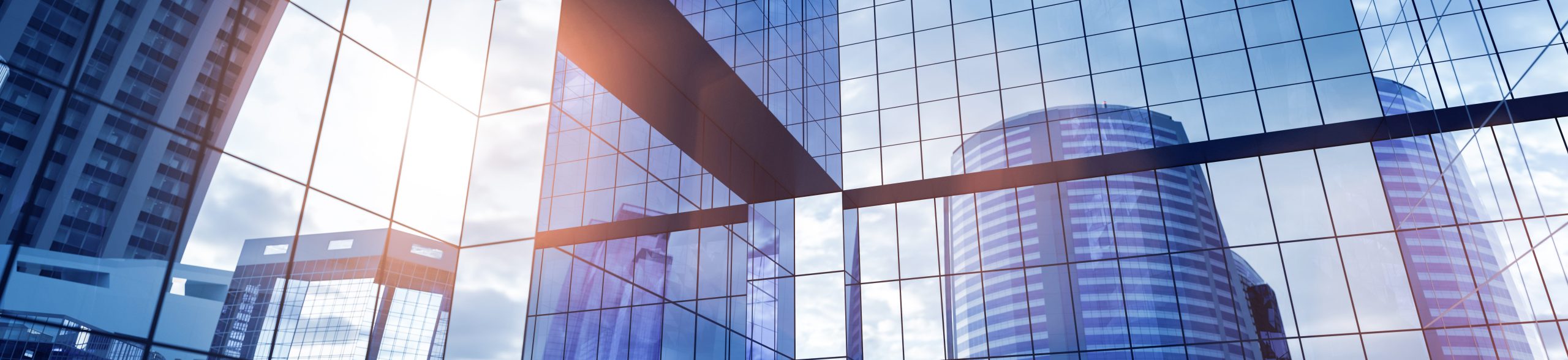 Sonnenschutzfolie auf Glas auf Wolkenkratzer
