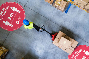 Zu sehen ist ein Lager von oben, auf dem Boden sind runde Bodengrafiken als Hinweis angebracht