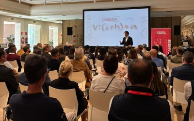 Victor Kuppers dando ponencia en Spandex Conecta