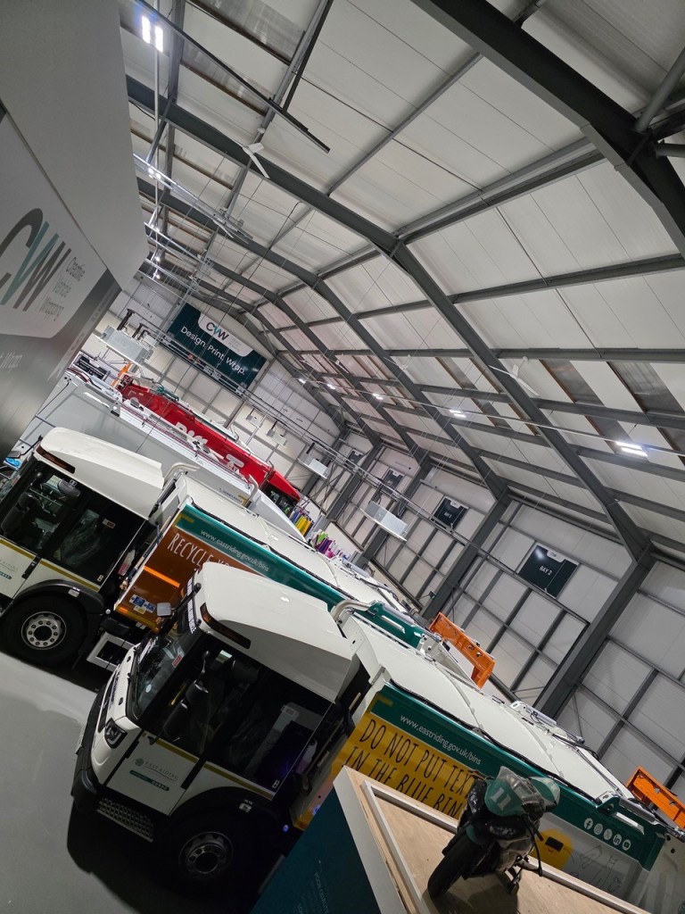 De 9.000 m² grote werkplaats van Creative Vehicle Wrapping in het Verenigd Koninkrijk.