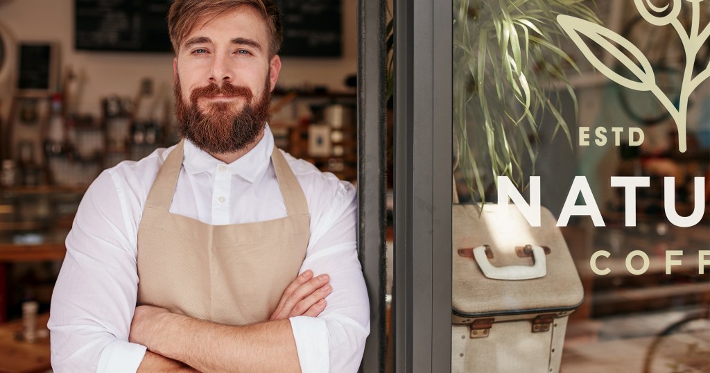 De juiste materiaalkeuze in signage toegepast als belettering op het raam van een café
