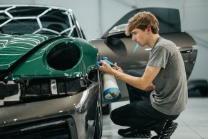 Installazione di una pellicola PPF STEK sulla carrozzeria di un’auto