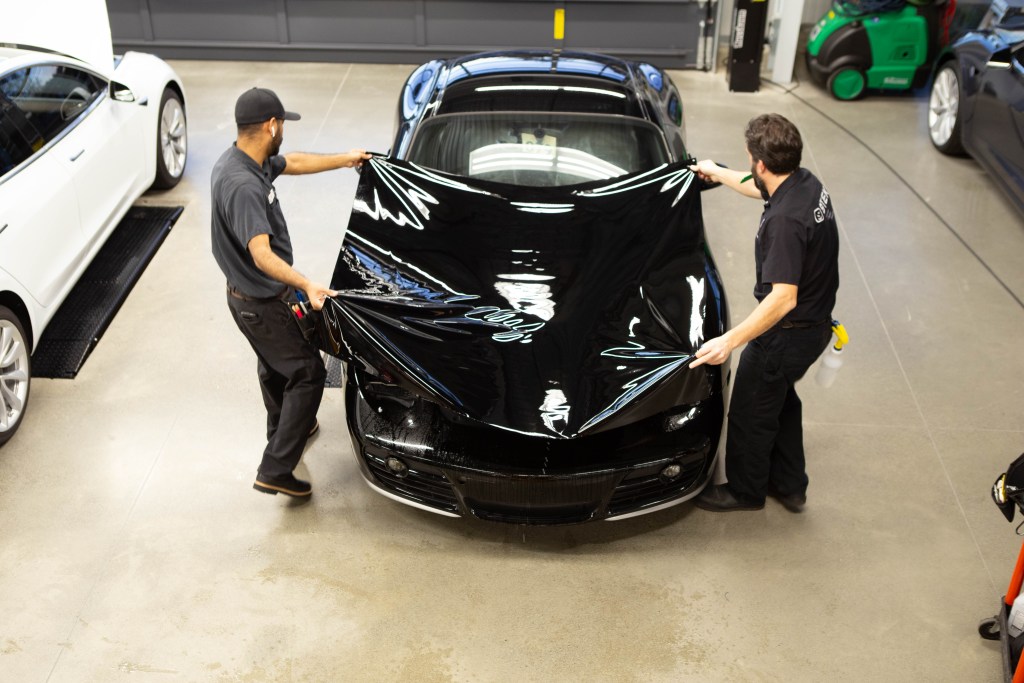 Pose du Paint Protection Film coloré noir brillant STEK DYNOblack