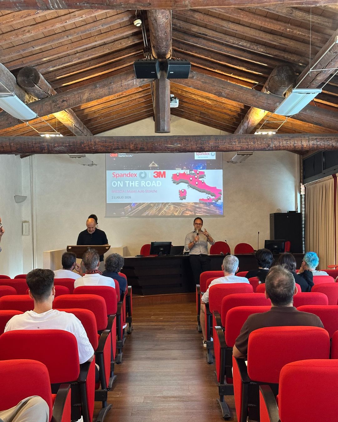 Brescia 3m on the road IG – 1 Presentazione durante l’evento Spandex & 3M On the Road con professionisti del wrapping in sala