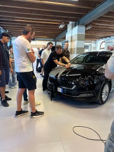 Demo dal vivo di applicazione della pellicola 3M su un’auto durante Spandex & 3M On the Road