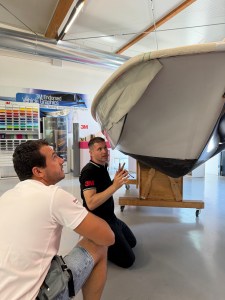 Demo di boat wrapping durante l’Evento 3M a Bari con applicazione di pellicole 3M su un’imbarcazione