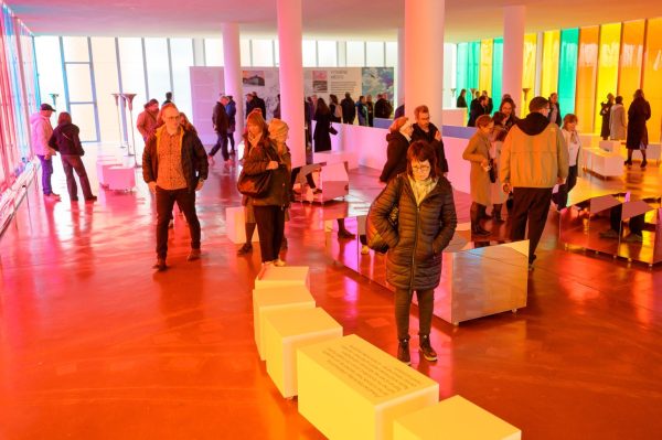 Návštevníci vo farebnej expozícii Vysněné město.