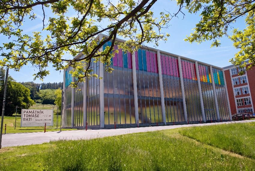 Pamatnik Bata – Zlin3 Farebné transparentné fólie vo výstave Vysněné město v Pamätníku Tomáša Baťu.